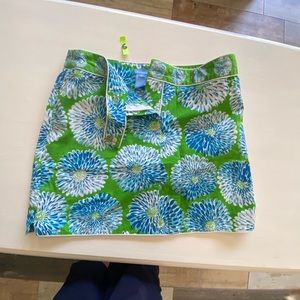 1 skirt size 8  Green and white end blue is good condition